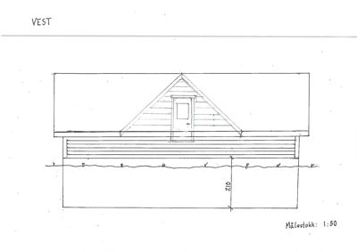 En tegning som viser fasaden mot vest (VEST) på en bygning, inkludert etasjefordeling, takform og en dør i etasjehøyden.