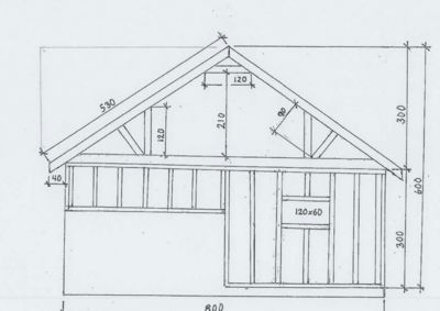 Fasadetegning som viser oppriss av en bygning sett fra fronten, med mål på takkonstruksjon, vegger og vindusrammer.