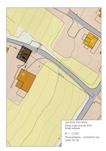 Situasjonsplan som viser tomtens beliggenhet i forhold til nabolag, vei og topografi. Planen inneholder mål på avstand til vei og eiendomsnummer.