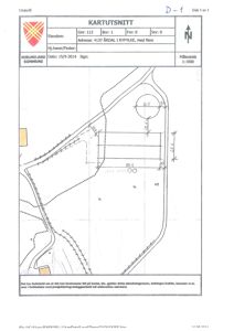 Situasjonsplan (kartutsnitt) som viser eiendomsgranser, veier og bygningsplassering med mål.