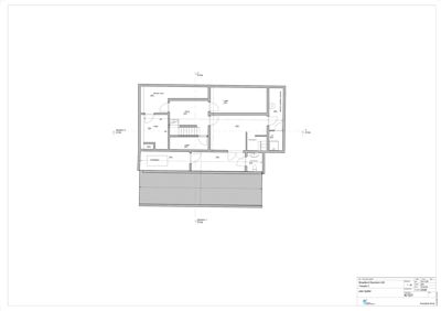 Etasjeplan som viser romfordeling, dører, vinduer og en trapp i en bygning.
