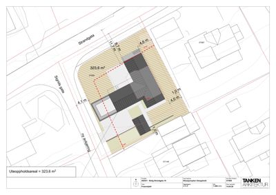 Situasjonsplan som viser tomtens grenser, nabobebyggelse, veier (Strandgata, Sigrids gate) og uteoppholdsareal.