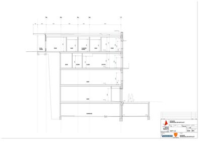Snittegning som viser tverrsnittet av en bygning med flere etasjer, inkludert romfordeling (ROM, BAD, KJØK, STOVE), garasje og tekniske detaljer.