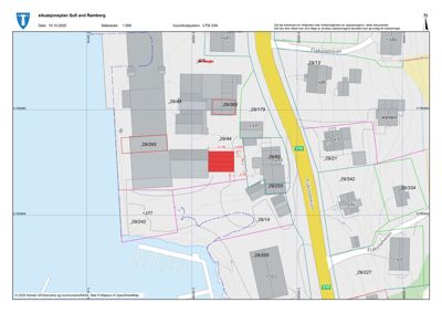 Situasjonsplan som viser tomtens plassering i forhold til nabolag, veier (Flakstadveien, E10) og vann. Planen inneholder også høydemål og arealdata.