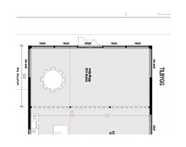 Etasjeplan eller romfordeling med mål, møbler og notasjoner om tilbygg.