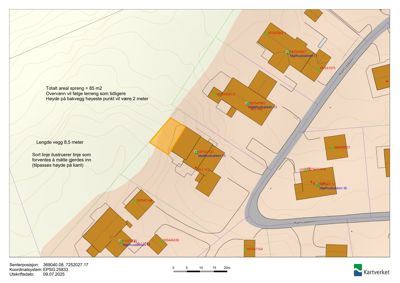 Situasjonsplan som viser tomtens form, høydekurver, eksisterende bygninger og en planlagt utvidelse (gule felt).