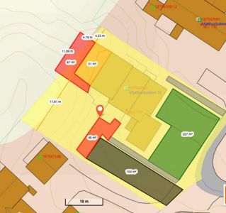 Situasjonsplan som viser tomtens form, bygningers plassering, arealer og mål.