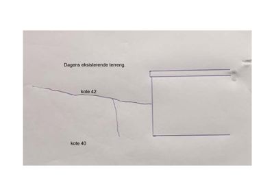 En håndtegnet situasjonsplan som viser dagens eksisterende terreng med koter (kote 40 og kote 42) og en tegnet bygning eller struktur.