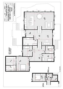 Etasjeplan (PLAN OVER- og UNDERETASJE) som viser romfordeling, møbler og mål for en bolig.