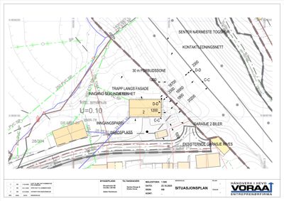 Situasjonsplan som viser bygningens plassering i forhold til nabolag, veier og infrastruktur.