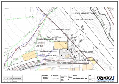 Situasjonsplan som viser bygningens plassering i forhold til nabolag, veier, og infrastruktur.