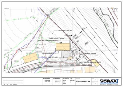 Situasjonsplan som viser bygningens plassering i forhold til terrenget, naboeiendom og infrastruktur.