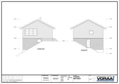 Fasadetegning som viser bygningens utseende fra øst og vest, inkludert høydeangivelser (c-høyder), vinduer, dører, trapper og takform.