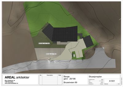 Situasjonsplan som viser bygningens plassering på tomt, terrengforhold og omgivende areal.