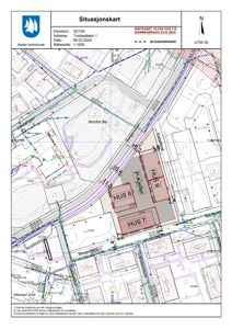Situasjonskart som viser eiendommen med plassering av nye hus (HUS 7, HUS 8, HUS 9) og parkeringsplass (P-Kjeller) i forhold til veier og nabolag.