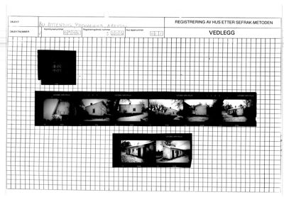 Et ark med flere svart-hvitt fotografier av en bygning, inkludert et stort horisontalt bilde og to mindre bilder nedenfor.