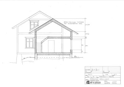 Snittegning som viser bygningens tverrsnitt, inkludert takkonstruksjon, vinduer, trapp og fundament.