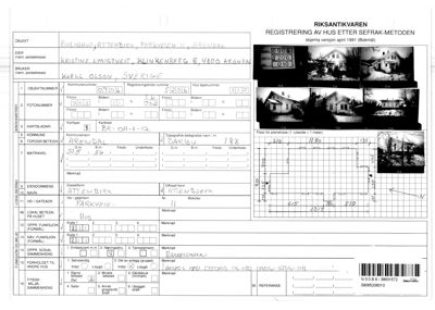 Dette bildet viser et ark fra en byggesak (Registrering av hus etter SEFRAK-metoden). Arket inneholder flere små fotografier av huset, samt en tegning av husets grunnplan.