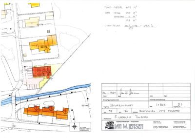 Situasjonsplan som viser tomtens beliggenhet, nabolag, veier, vannløp og bygningers plassering med arealopplysninger.