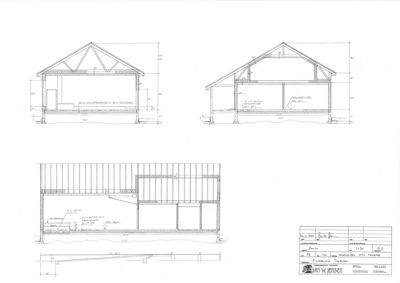 Snittegning som viser tverrsnittet av en bygning, inkludert takkonstruksjon, vegger, gulv og fundament.
