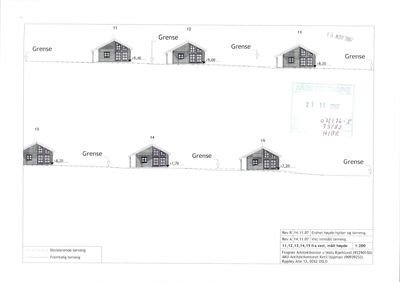 Fasadetegning som viser oppriss av flere hytter sett fra vest, med angitte høyder og terrengforhold.