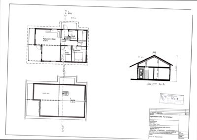 Bildet viser en tegning med etasjeplaner (planer for hver etasje) og et snitt (SNITT A-A) av en hytte. Det er også en situasjonsplan (BYA) med mål og romoppdeling.