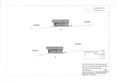 Fasadetegning som viser bygningens utseende sett fra fronten, inkludert terrengforhold og høydemål.