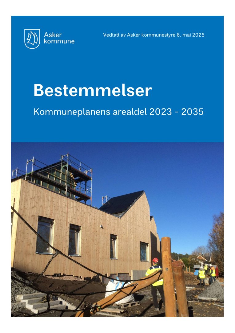 Fotografi av en byggeplass med en nybygd trehus i Asker kommune.