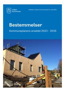 Fotografi av en byggeplass med en nybygd trehus i Asker kommune.