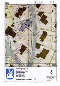 Situasjonsplan som viser tomtens beliggenhet i forhold til nabolag, veier og vannveier. Planen inneholder også bygningsspor, eiendomsnummer og en nordpil.