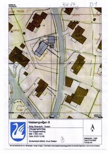 Situasjonsplan som viser tomtens beliggenhet i forhold til nabolag, veier og vannveier. Planen inneholder også bygningsspor, eiendomsnummer og en nordpil.