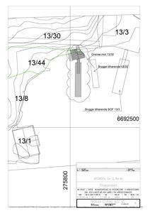 Situasjonskart som viser tomtens plassering i forhold til naboer (13/30, 13/3, 13/44, 13/8, 13/1), brygger og topografi.