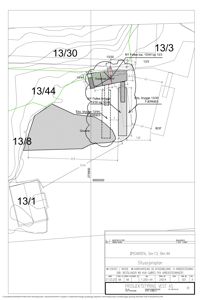 Situasjonsplan som viser tomtene 13/8, 13/44 og 13/30 med forslag til ny bygning (Kafé) og fjerning av eksisterende bygg.