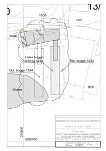 Situasjonsplan som viser tomtens grenser, naboeiendommer (13/3, 13/44), eksisterende og planlagt brygger, samt grunnforhold (Grunne, BOF).