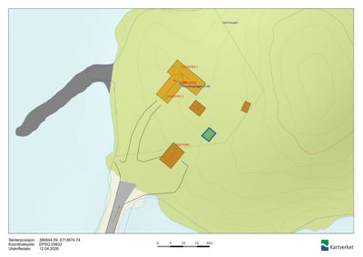 Situasjonsplan som viser tomtens form, terrengforhold (konturlinjer), vannkropp og plassering av flere bygninger med koordinater.