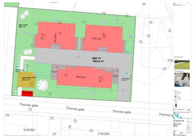 Situasjonsplan som viser tomtens grenser, bygningers plassering, arealer (MUA, BBF) og omgivelsene inkl. gater og nabotomter.
