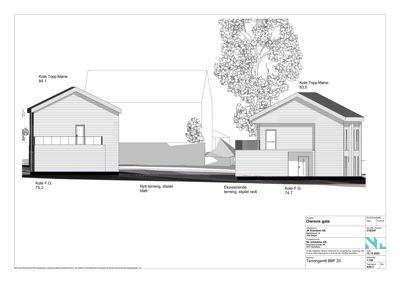 Snittegning som viser bygningens tverrsnitt, høyder (koter), terrengforhold og fasadeelementer.