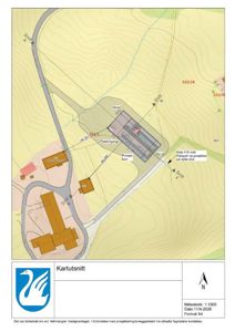 Situasjonsplan (kartutsnitt) som viser tomtens topografi, veier, nabobebyggelse og plassering av nye og eksisterende anlegg.