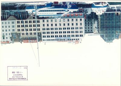 Fotografi av en bykai med flere bygninger i bakgrunnen, inkludert et skip i forgrunnen. Bildet har et stempel fra Kommunalavdeling Byutvikling Byggesaksavd. datert 1. nov. 1988.