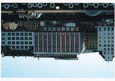 Fotografi av en bygning (Westerbakkens) sett fra vannet.