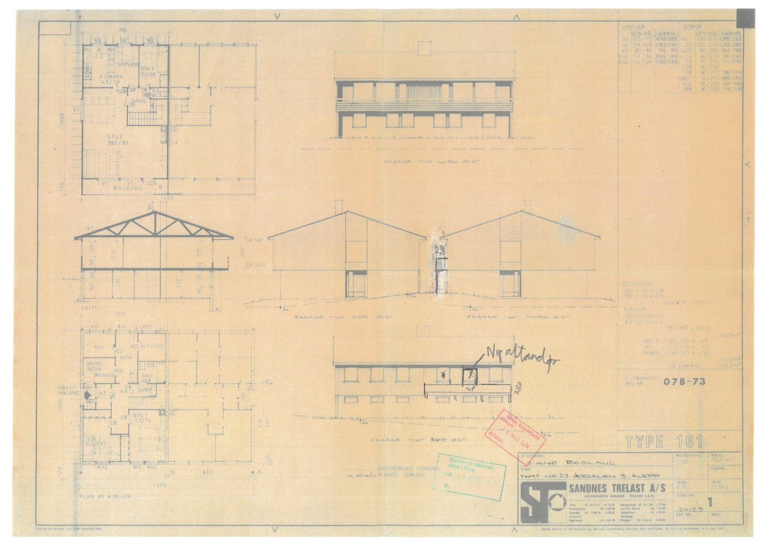 Bildet viser en tegning med flere etasjeplaner (floor plans) og fasadetekninger for en bygning. Det er også synlig en teknisk detaljtegning av takkonstruksjon.