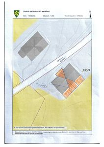 Situasjonsplan (tomtekart) som viser to bygninger, en vei, og arealer for tilbygg.