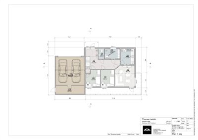 Etasjeplan (1. etg.) som viser romfordeling, møblering og parkeringsplasser for en bolig.