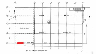 Etasjeplan (Plan 1) som viser romfordeling, vegger, dører, trapp og mål for et nytt bygg og eksisterende bygg.