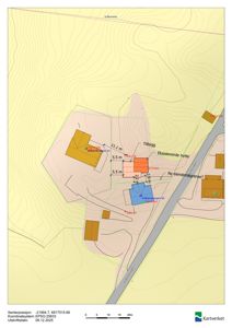 Situasjonsplan som viser tomtens topografi, eksisterende og planlagte bygninger, eiendomsgrenser og avstander.