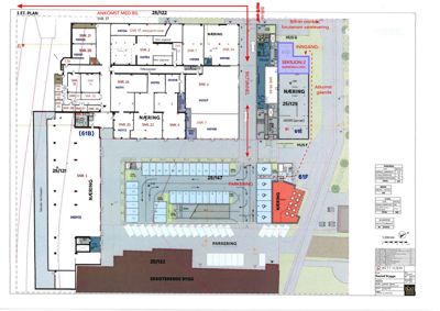 Etasjeplan (1. etasje) som viser romfordeling, parkeringsplasser, tilkomst og funksjonsområder i et byggkompleks.