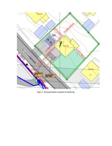 Situasjonsplan som viser bygningens plassering i forhold til nabolag, veier og skråning.