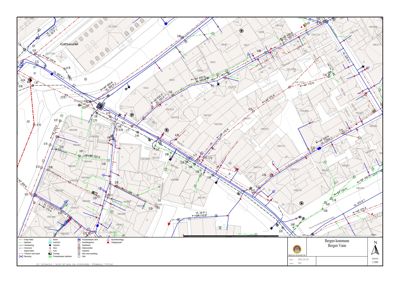 Situasjonsplan som viser tomt, eiendommer, vegnett og infrastruktur med overlagte vann- og avløpsledninger.