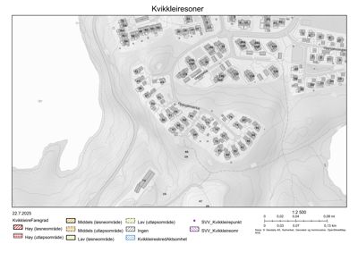 Et kart over et boligområde som viser kvikkleiresoner, topografi og bygningsplasseringer.