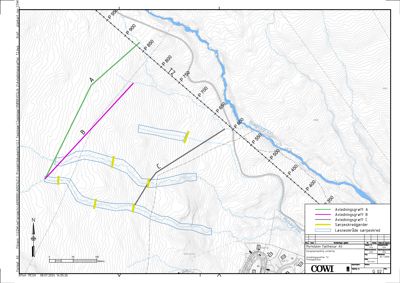 Situasjonsplan som viser avledningsgrøfter, sarpreskredgjerder og lesneområde sarpreskred i forhold til terrengkonturer og elver.